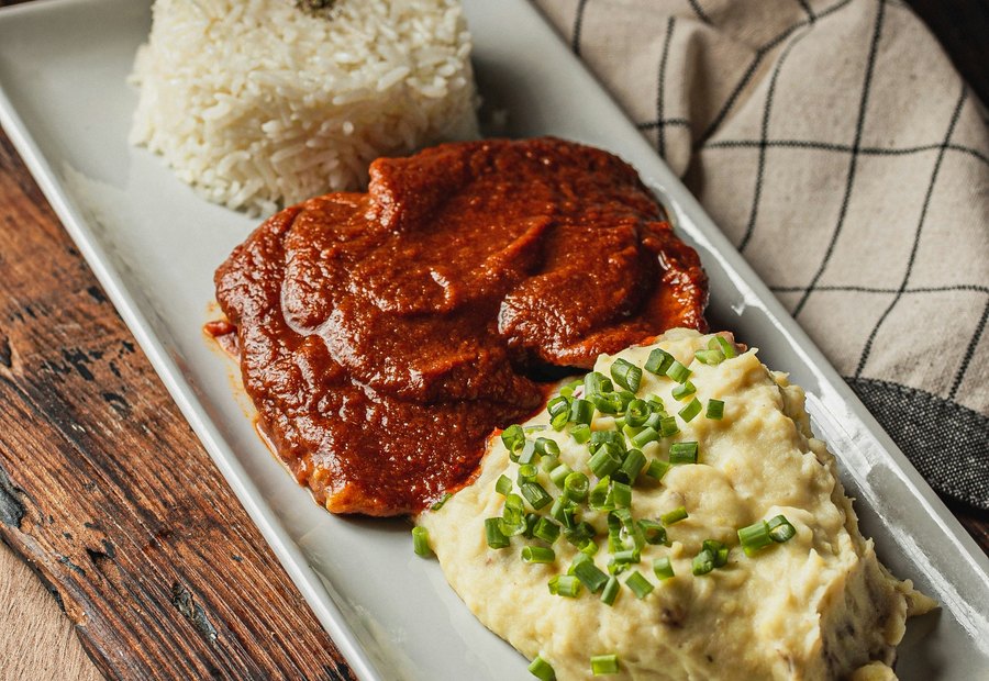 A warm rice and meat meal served with herbs.